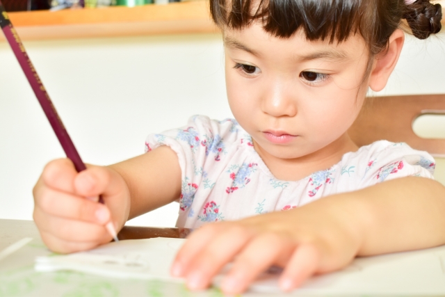 勉強をする少女