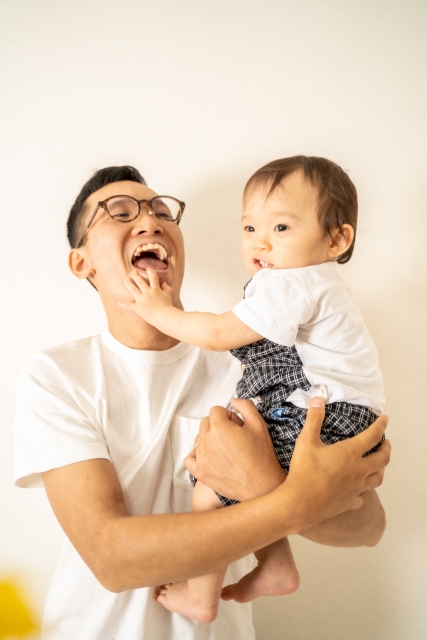 子供を抱っこする男性